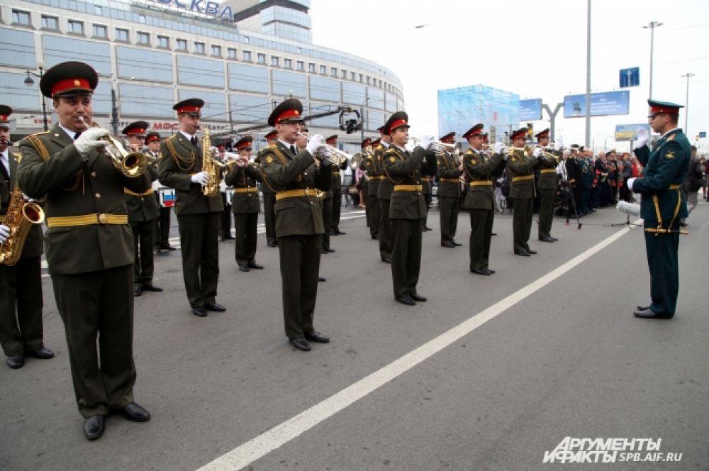 В честь праздника прошел парад курсантов высших военных учебных заведений.