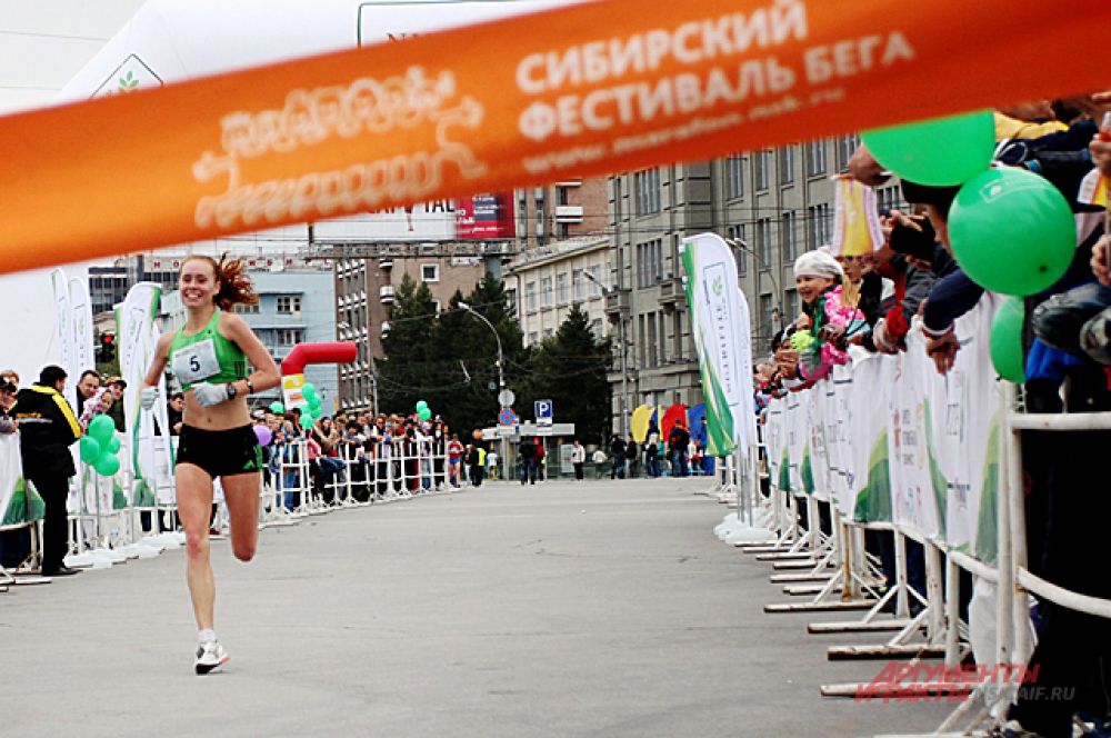 Через секунду Елена Седова финиширует.