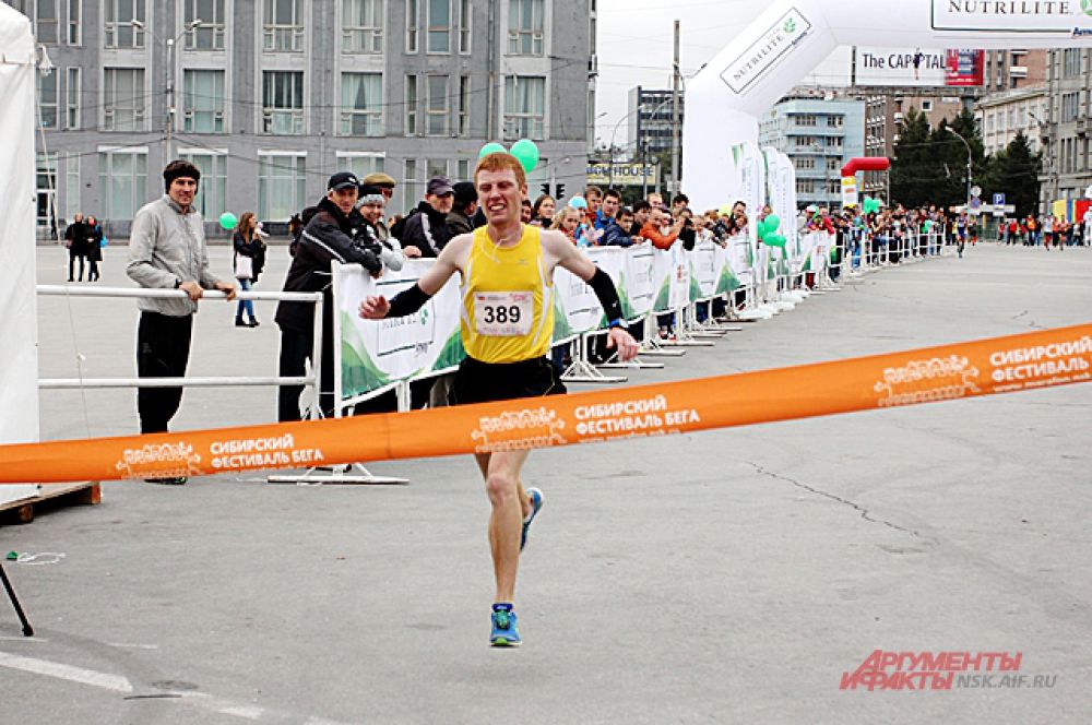 Первым среди мужчин на полумарафонской дистанции стал Игорь Максимов с результатом: 1 ч, 4 мин., 58 сек.