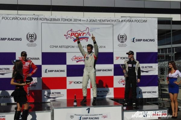 Михаил Грачев получает кубок за победу в первой, субботней, гонке.