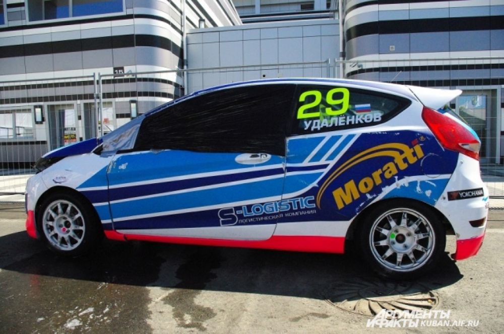 Машина Владимира Удаленкова, которая установила на сочинском автодроме своеобразный рекорд - это первый автомобиль, который не удержался на этом треке и перевернулся.
