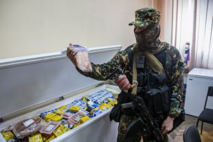 Один из вооруженных сепаратистов в Луганске