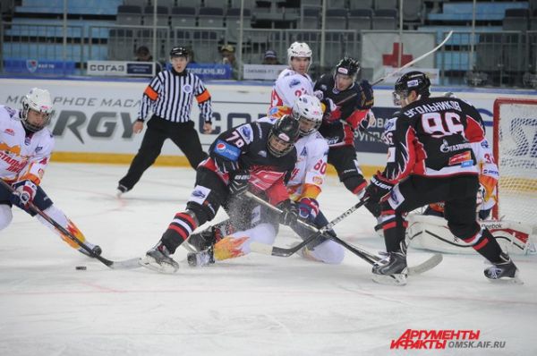 Хоккейный матч «Омские ястребы»-«Стальные лисы». 