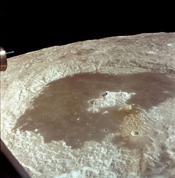 Лунный кратер Циолковский на обратной стороне Луны, снятый экипажем «Аполлона-15».