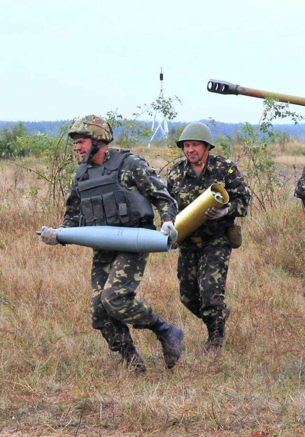 Украинские военные учатся стрелять из гаубиц