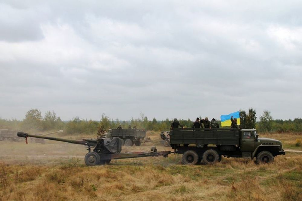 Украинские военные учатся стрелять из гаубиц