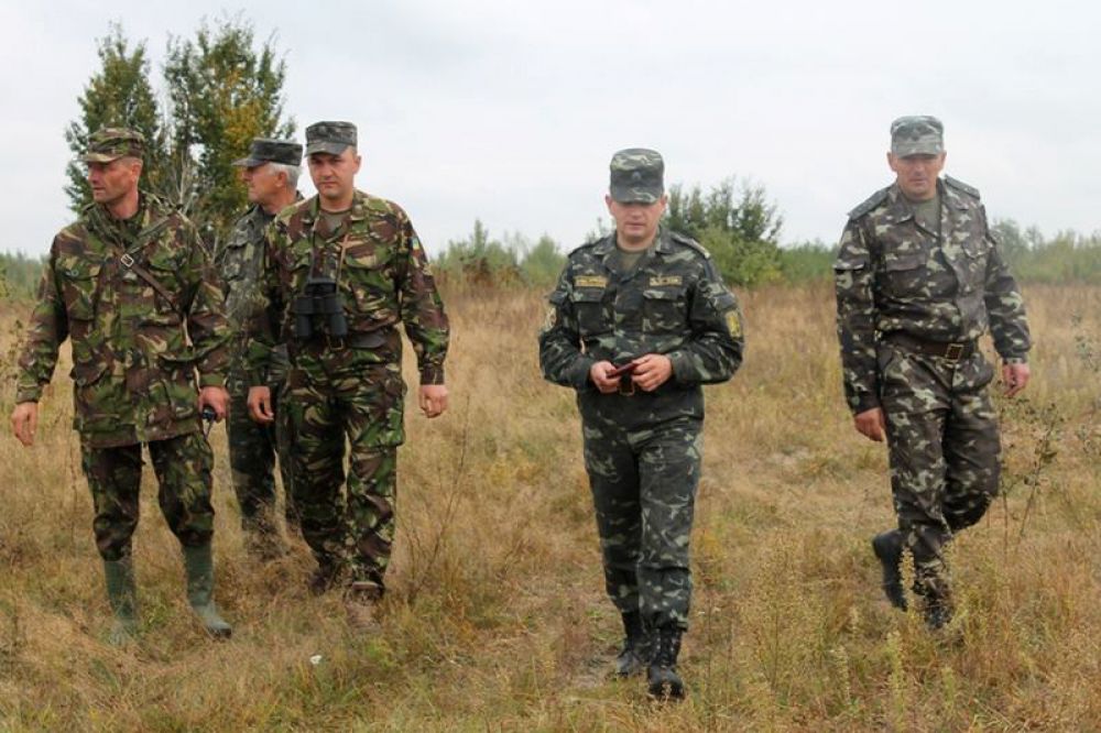 Украинские военные учатся стрелять из гаубиц
