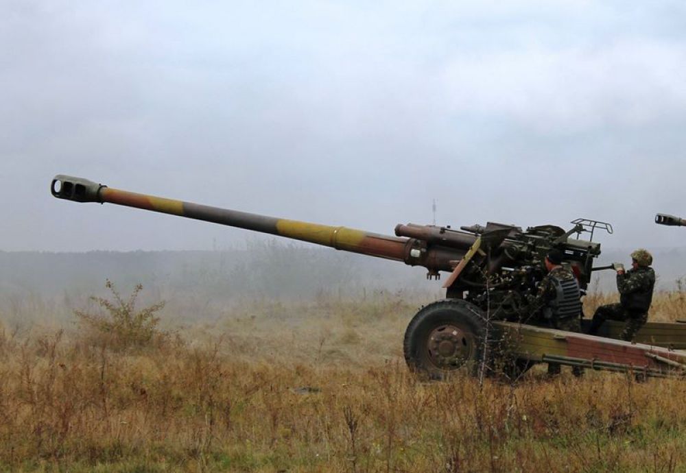 Украинские военные учатся стрелять из гаубиц