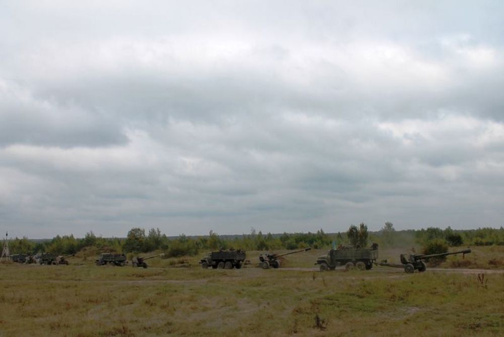 Украинские военные учатся стрелять из гаубиц