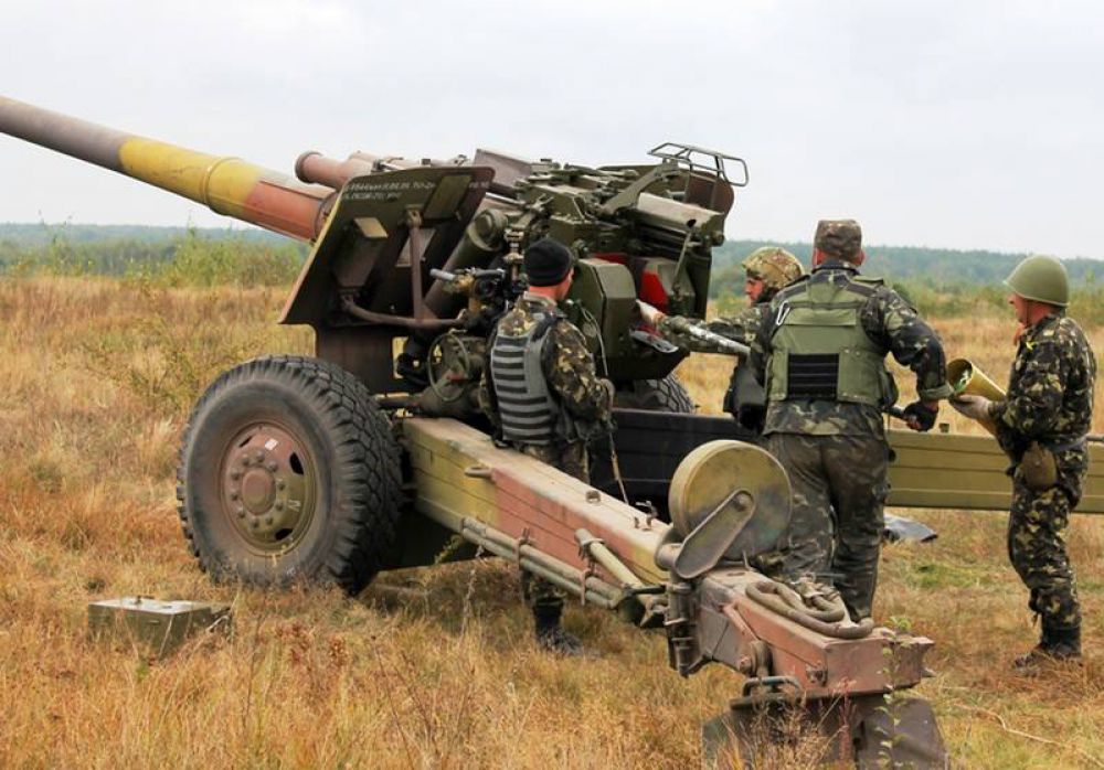 Украинские военные учатся стрелять из гаубиц