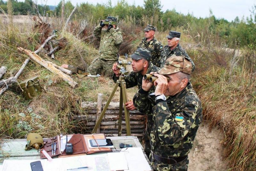 Украинские военные учатся стрелять из гаубиц