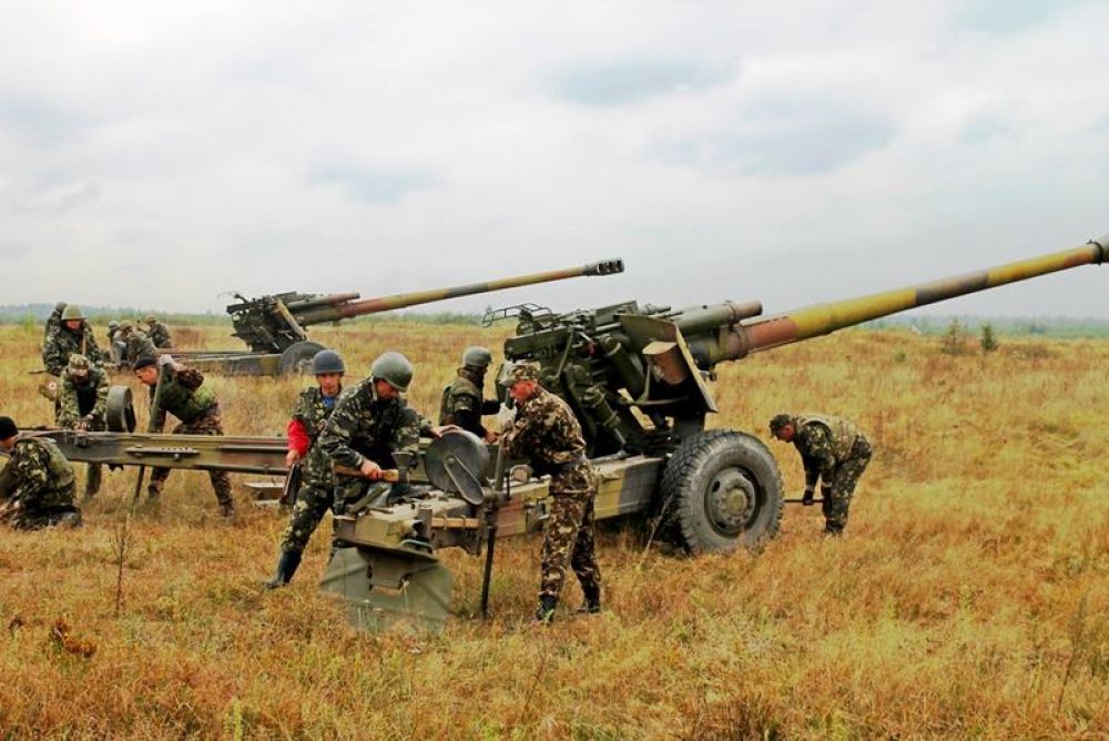 Украинские военные учатся стрелять из гаубиц