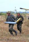 Украинские военные учатся стрелять из гаубиц