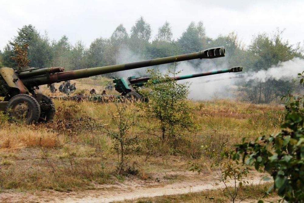 Украинские военные учатся стрелять из гаубиц