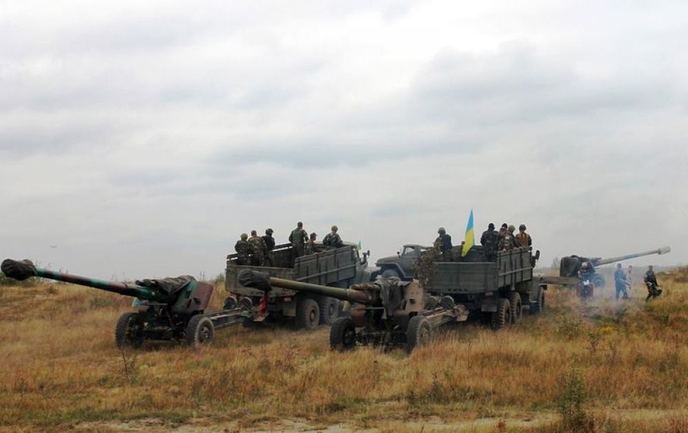 Украинские военные учатся стрелять из гаубиц