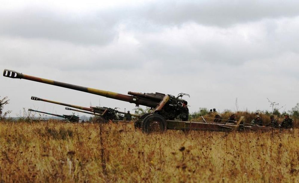Украинские военные учатся стрелять из гаубиц
