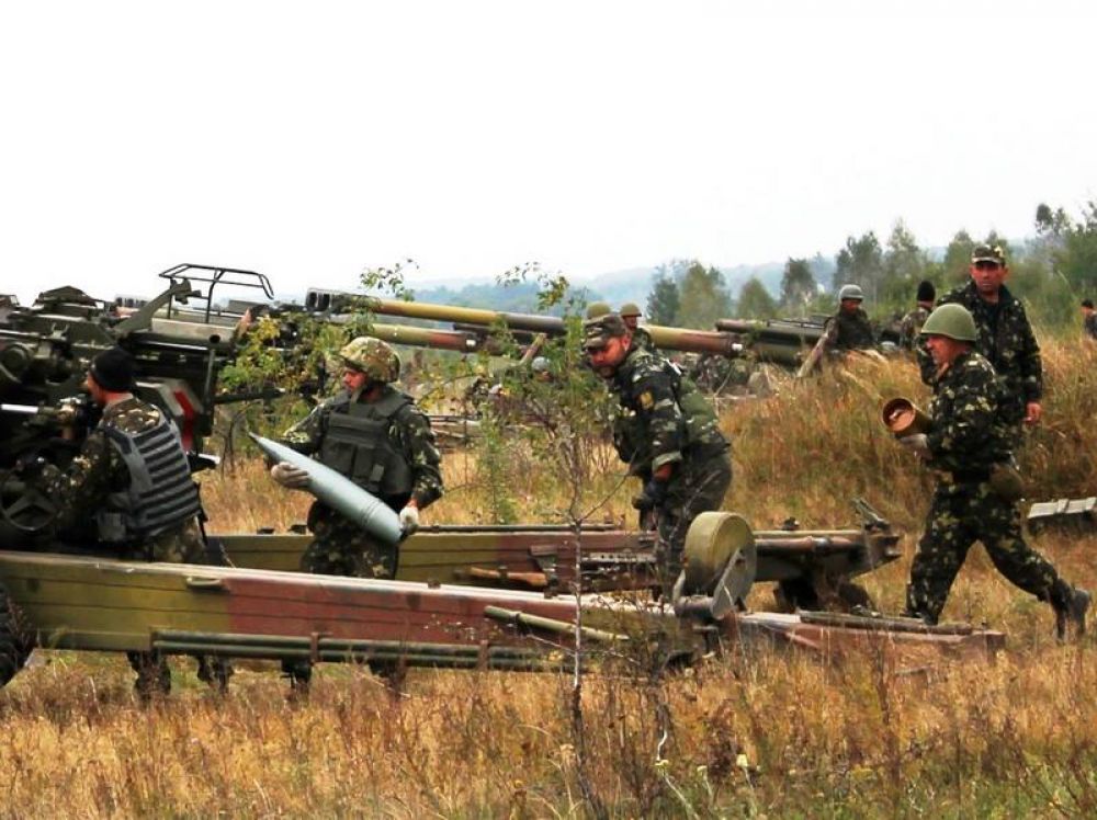 Украинские военные учатся стрелять из гаубиц