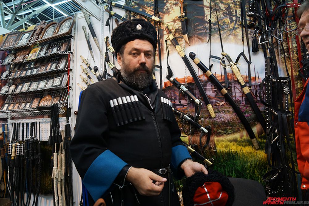 Особый восторг у зрителей вызывали казаки, облаченные в традиционные костюмы.