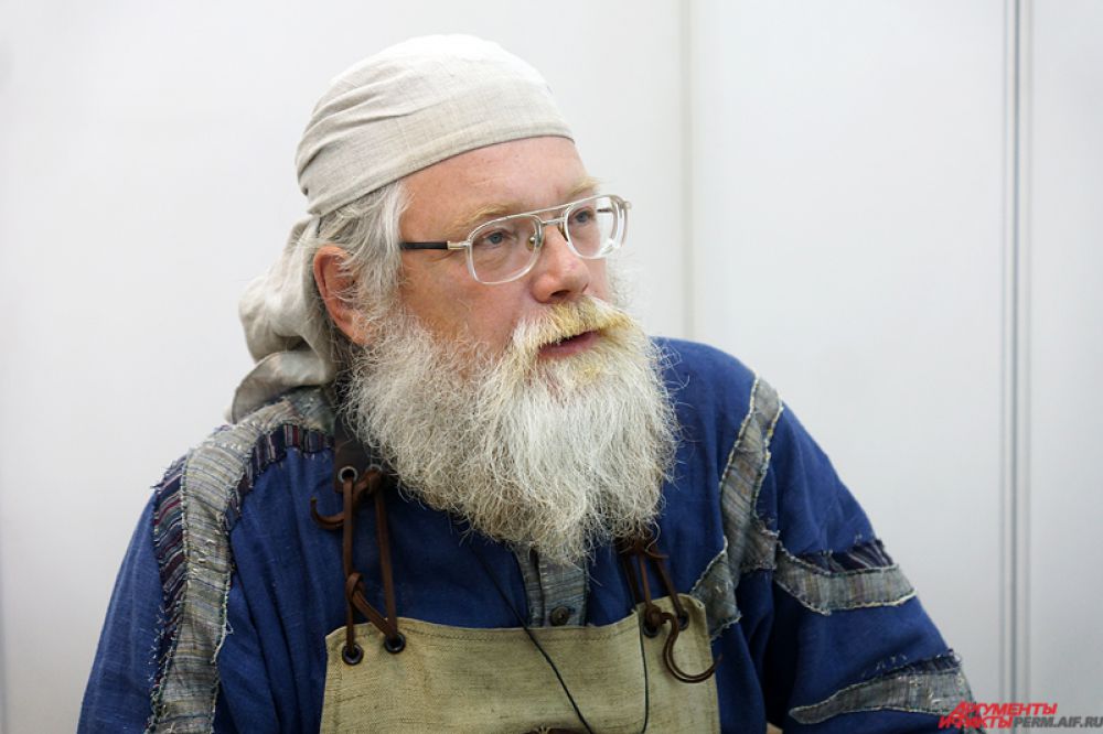 Некоторые ремесленники походили на древнерусских кузнецов.