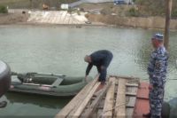 Спасённый мужчина забирает свою лодку.