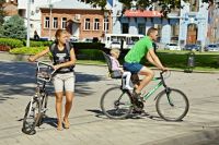 Омичей пересаживают на велосипеды и общественный транспорт.