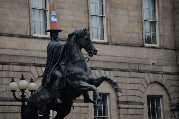 Памятник герцогу Веллингтонскому в Эдинбурге.