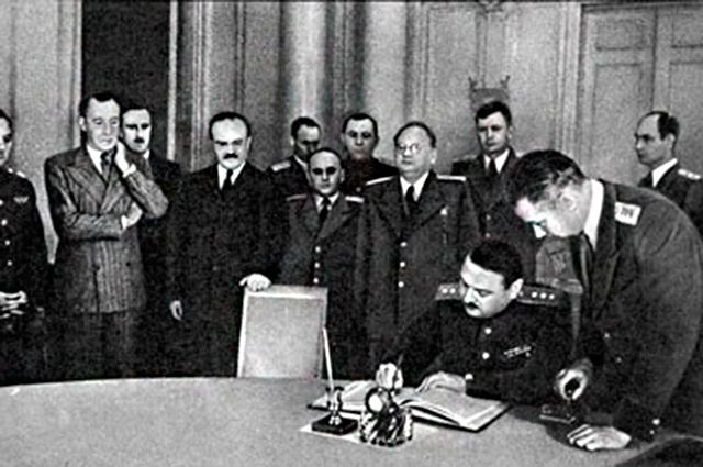 Подписание Соглашения о перемирии от 19 сентября 1944 года. На фотографии запечатлено подписание Соглашения А. А. Ждановым.