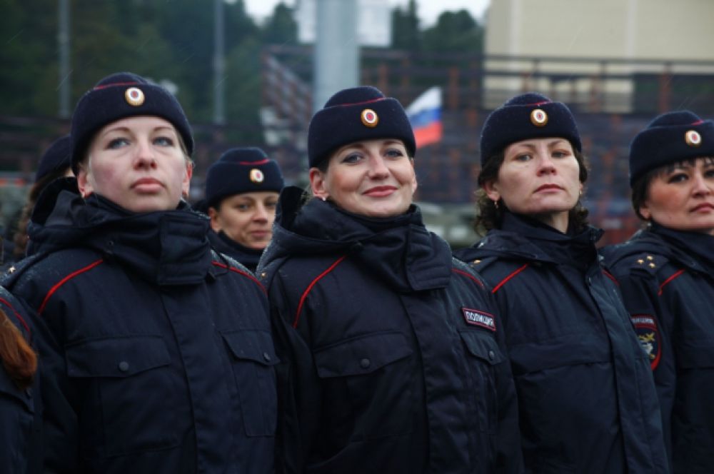 Женский батальон, кинологи, омоновцы прошли стройными рядами перед зрителями.