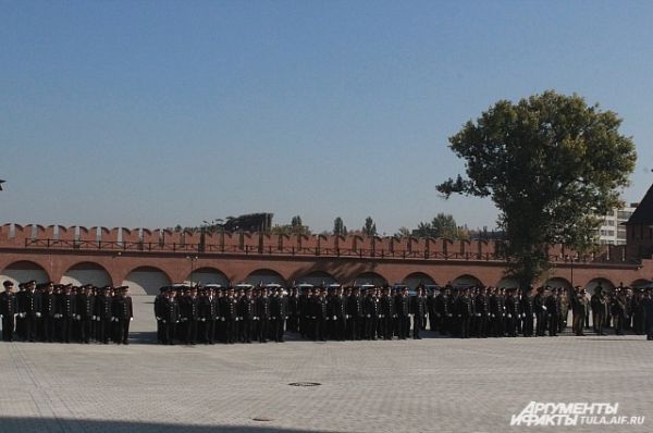 Не случайно вручение знамени происходит  на территории Тульского кремля, куда на протяжении почти 500 лет никогда не ступала нога врага.