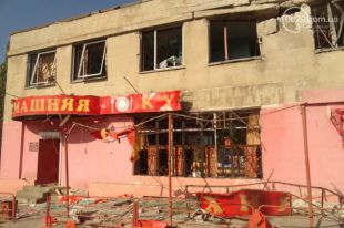 Разрушенный из-за обстрелов террористами дом в Мариуполе