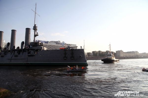 Петербуржцы увидели исторический проход корабля по акватории Невы 21 сентября.