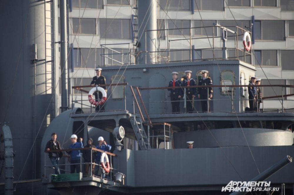 На втором этапе ремонта, который начнется уже в 2015 году, будет обеспечена безопасность стоянки корабля, пожаробезопасность и непотопляемость. На корабле появится современное оборудование.