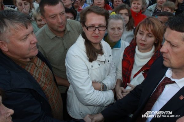 Один из жителей поспорил с главой администрации. Он заявил, что арендаторы не платили за землю в городскую казну. Евгений Авилов уверил: «Такого не могло быть. Иначе бы договор был расторгнут». Но Евгений Васильевич в кресле главы находится не больше двух лет…