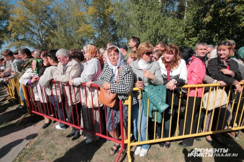 На Куликовом поле в торжественный день собралось много людей