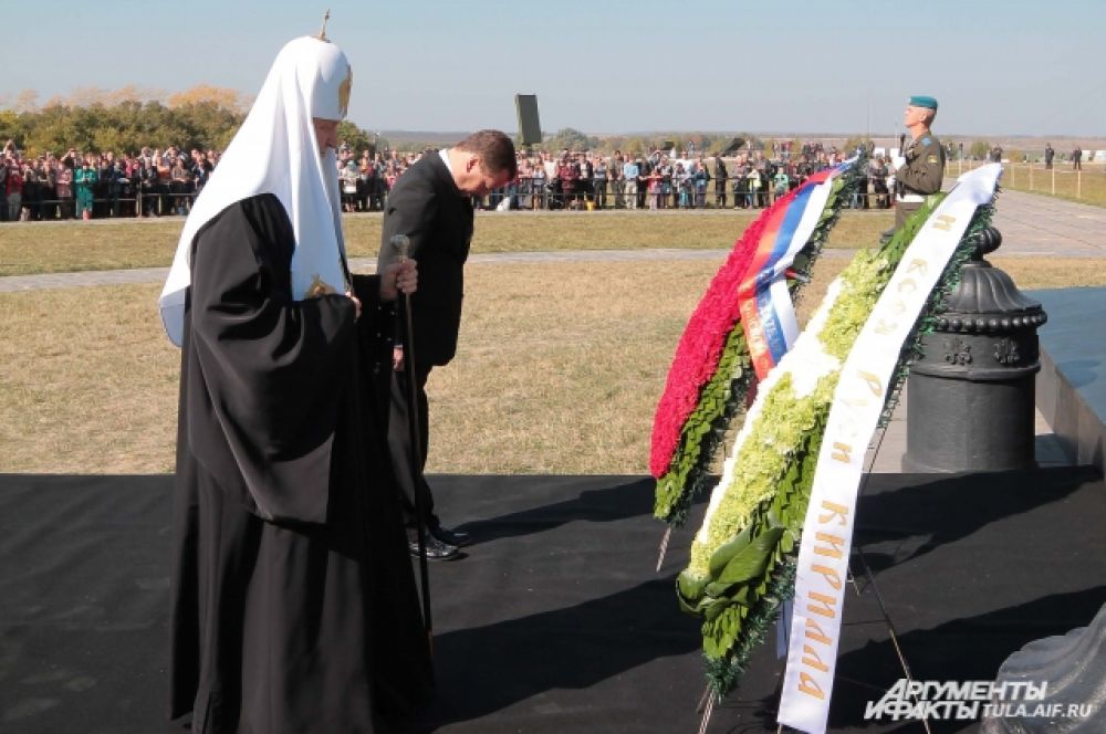 Дмитрий Медведев и Святейший Патриарх Московский и всея Руси Кирилл возложили венки и цветы к памятнику-колонне Дмитрию Донскому.
