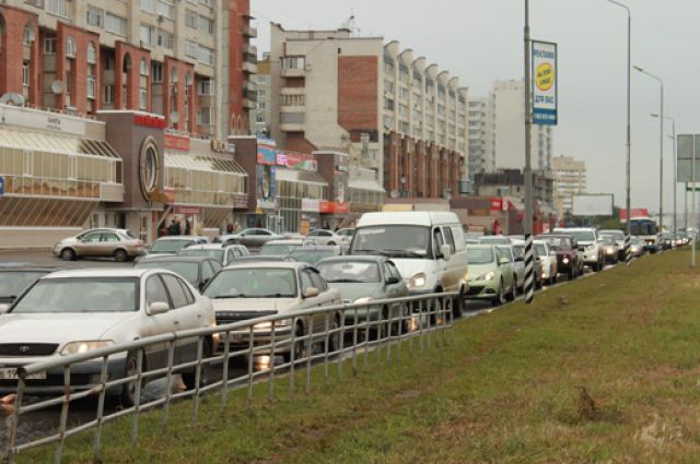 Пробки в Омске становятся все больше с каждым днем.
