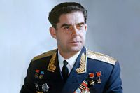 Летчик-космонавт СССР, дважды Герой Советского Союза, генерал-майор Георгий Тимофеевич Береговой. 1968 год.