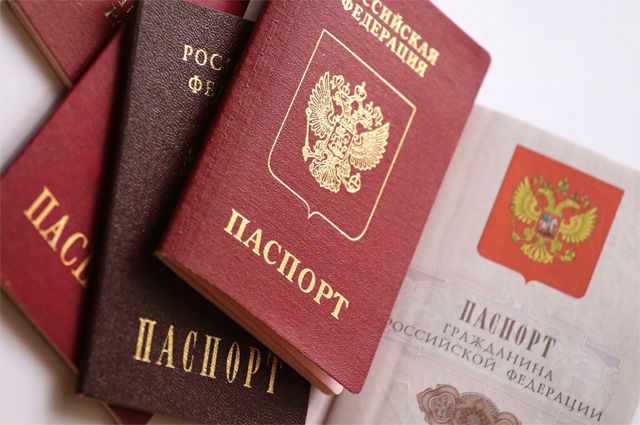 Украинцы получают российские паспорта.