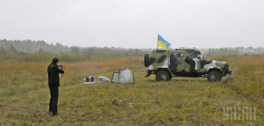 Под Киевом демонстративно обстреляли бронетехнику для сил АТО