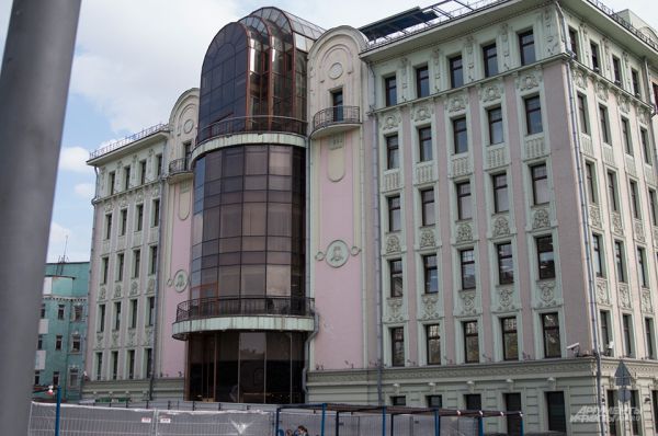 Семиэтажное здание бизнес-центра «Поварская плаза» располагается на улице Поварской, 10/10.