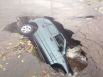 В Днепропетровске автомобиль провалился под асфальт