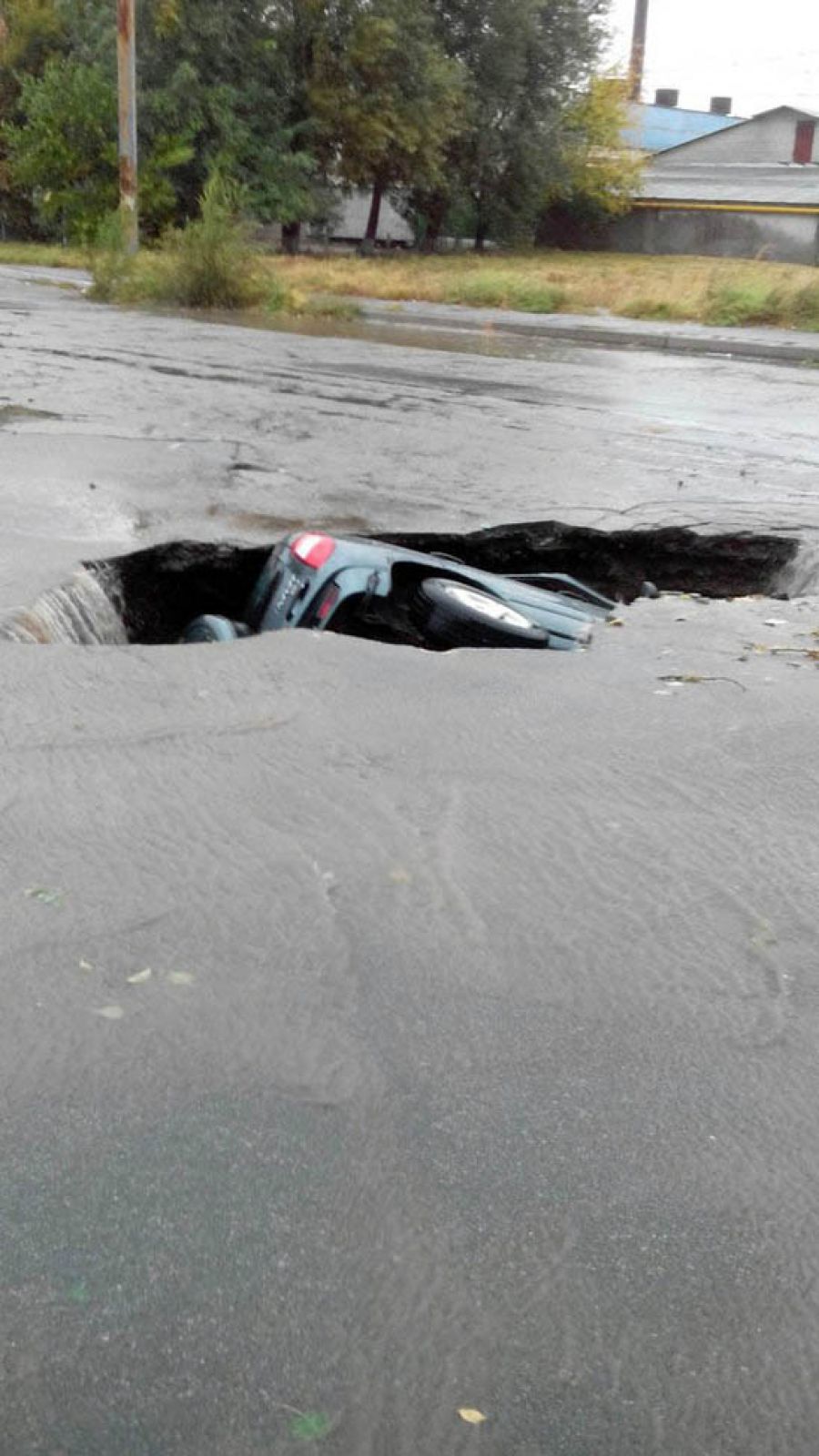 В Днепропетровске автомобиль провалился под асфальт