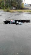 В Днепропетровске автомобиль провалился под асфальт
