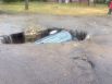 В Днепропетровске автомобиль провалился под асфальт