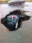 В Днепропетровске автомобиль провалился под асфальт