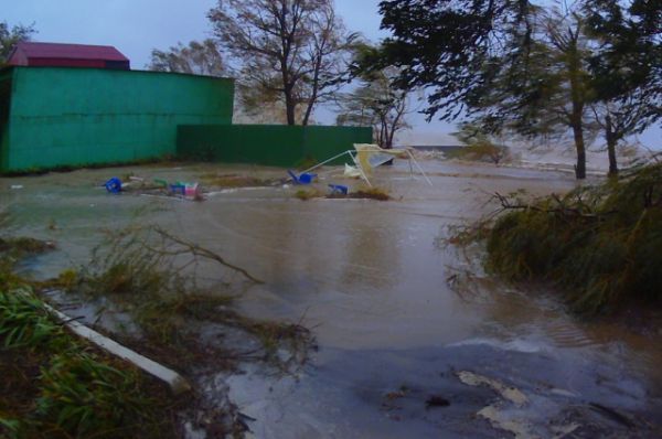Последствия шторма на прибрежной территории лагеря.