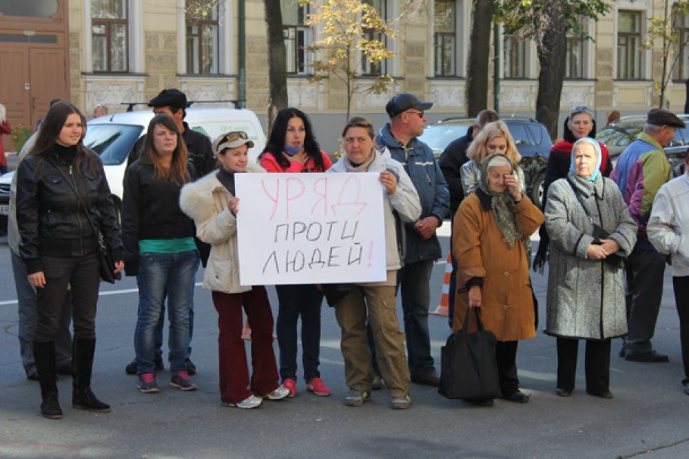 Активисты забросали яйцами здание НБУ