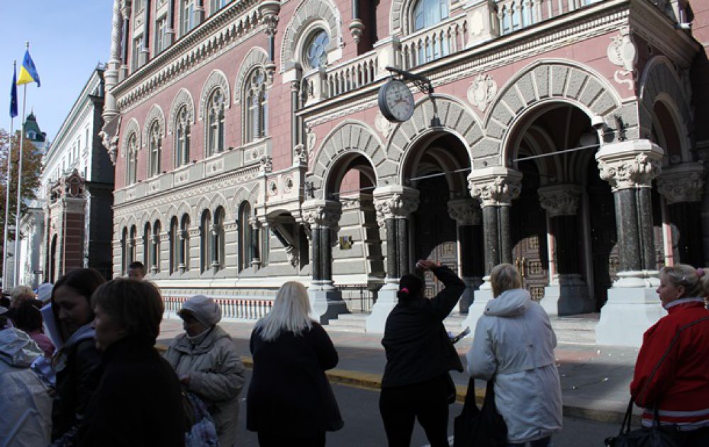 Активисты забросали яйцами здание НБУ