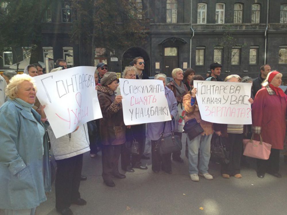 Активисты забросали яйцами здание НБУ