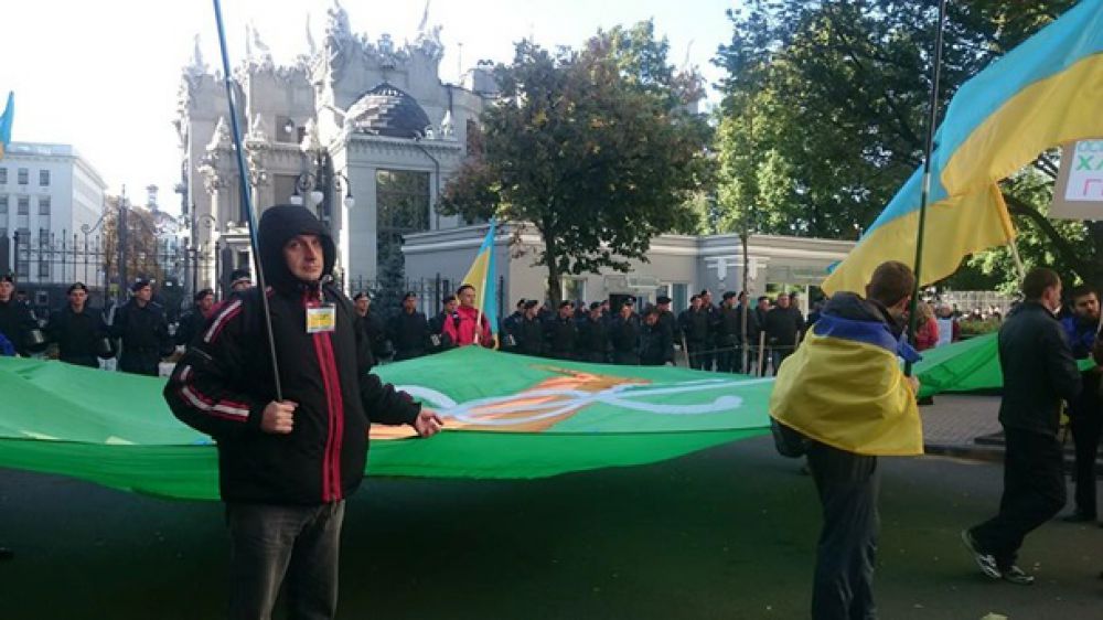 Активисты из Харькова перекрыли Крещатик и требуют отставки Кернеса